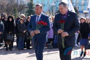 В Луганске возложили цветы к памятнику Шевченко в честь 202-летия великого украинского поэта