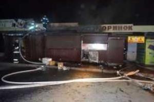 В Киеве пожар полностью уничтожил три торговых павильона: пострадавших нет 