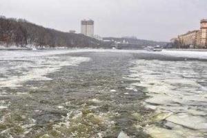В столице России из Москвы-реки бьет фонтан желтого цвета - СМИ