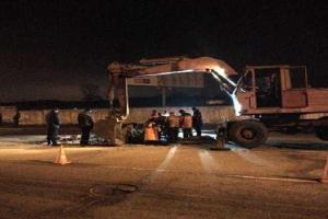 В Харькове аварийная служба ликвидирует прорыв газопровода прямо посреди проезжей части
