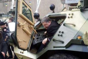 Порошенко проехался за рулем новенького бронетранспортера БТР-4