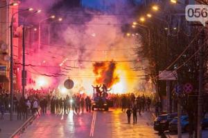 Футбольные фанаты "Днепра" и "Шахтера" прошлись маршем по центру Днепропетровска