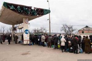 На КПВВ "Станица Луганская" собираются огромные очереди 