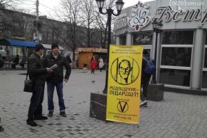 В центре Мариуполя активисты собирают подписи под требованием привлечь к ответственности Виктора Медведчука