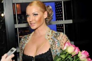 Фанаты Анастасии Волочковой раскритиковали балерину за откровенный наряд