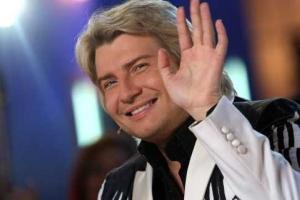 Российская модель-карлик требует извинений от певца Баскова за слова в его новой песне