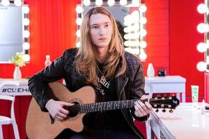 Певец из Беларуси Саша Иванов на съемках клипа прострелил собственную руку