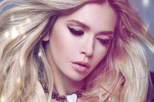 Певица Вера Брежнева украсила обложку журнала "HELLO!"