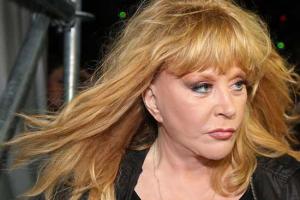 Алла Пугачева поразила публику весенним свежим нарядом