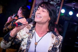 Солисту группы "На-на" сломали нос прямо на сцене во время выступления