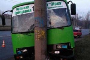 В Харькове маршрутный автобус врезался в столб: пострадали водитель и электроопора
