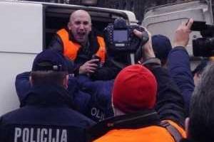 В центре Риги полиция задержала британского журналиста Гремэ Филлипса