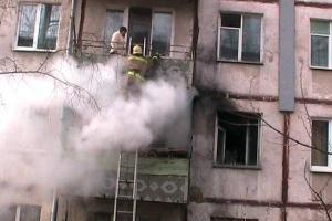 В Сумах горела квартира в жилом пятиэтажном доме: спасатели эвакуировали людей из задымленного подъезда