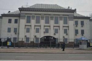 В Киеве активисты метали яйца в Посольство России