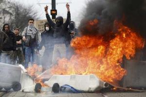 На улицы Парижа и Нанта вышли протестующие студенты: горят "шины", полиция применила слезоточивый газ