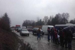 На Тернопольщине жители в знак протеста против закрытия местной больницы перекрыли международную трассу