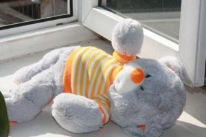 На Закарпатье 4-летняя девочка выпала из окна четвертого этажа, пока отец ходил в магазин