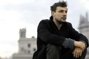 Актер Евгений Цыганов на прогулке с новорожденным сыном напал на папарацци