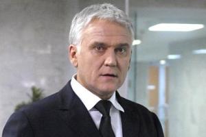 Певец Александр Маршал вышел в свет с юной возлюбленной