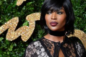 Папарацци поймали фотомодель Наоми Кэмпбелл в инвалидной коляске