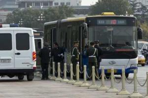 В Китае пассажирский автобус на глазах очевидцев в считанные секунды полностью ушел под землю