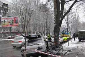 В Киеве "Мерседес" превратился в груду металла, столкнувшись с электроопорой: два человека погибли мгновенно