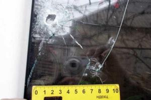 Во время обстрела мирный житель Авдеевки получил ранение головы: шальная пуля влетела в окно дома