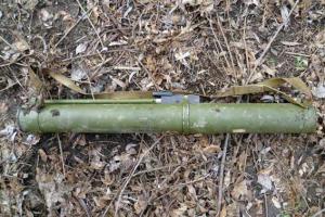 В Торецке прохожий недалеко от магазина случайно обнаружил заряженный противотанковый гранатомет