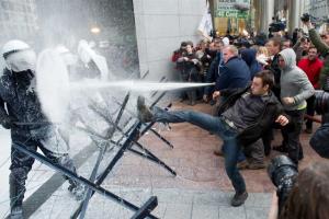 В Брюсселе фермеры проводят акцию протеста: здания и дороги залиты молоком