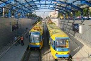 В Киеве остановились трамваи на двух маршрутах города: люди идут домой по рельсам