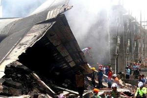 В Боливии на многолюдный рынок рухнул легкомоторный самолет: есть жертвы и пострадавшие