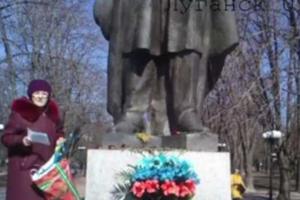 В оккупированном Луганске толпа поклонников "русского мира" накинулась на пенсионерку с флагом Украины