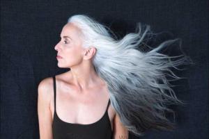 Американская 60-летняя модель снялась в рекламе купальников