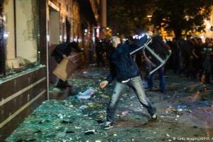 В Македонии прошла масштабная акция протеста: протестующие разгромили канцелярию главы государства