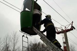 В Харькове посетителям аттракциона "Канатная дорога" пришлось спускаться на землю при помощи спасателей