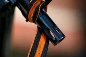 Боевиков "ДНР" учат держать в руках оружие: криворукий боевик получил по морде пулеметом