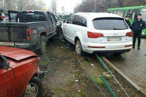 В Харькове пьяная женщина за рулем "Audi" въехала в парковку и повредила пять машин