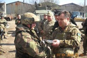 Полторак и Турчинов побывали в самой "горячей" точке в зоне АТО: в промзоне Авдеевки министр наградил бойцов ВСУ