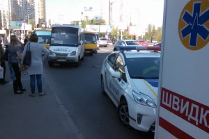 В Киеве прямо на дороге два маршрутчика устроили поножовщину