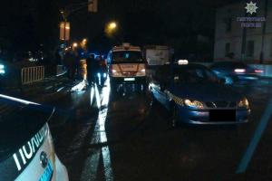Во Львове пьяный прохожий напал с ножом на водителя такси, совершившего ДТП 