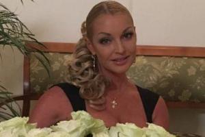 Анастасия Волочкова продолжает провоцировать фанатов новыми пикантными фото