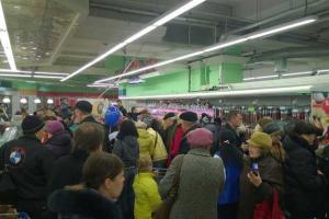 В Донецке начал работу "отжатый" супермаркет: люди собрались в километровые очереди