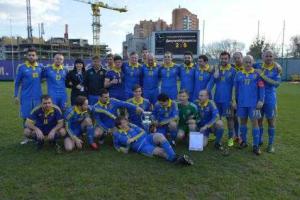 Народные депутаты и журналисты провели благотворительный футбольный матч