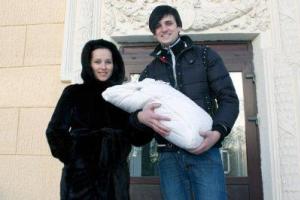 Певец Дмитрий Колдун принимает поздравления с рождением дочери