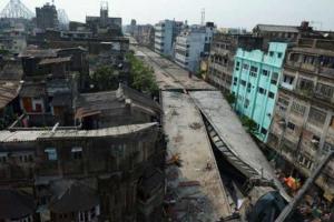 Растет число жертв в Индии: под завалами рухнувшей эстакады остаются десятки людей