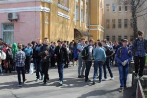 Невеселая шутка: в Виннице ученик, ради смеха, распылил в школе перцовый спрей, в больницу попали более 20 детей