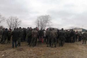В сеть попало видео масштабного столкновения полиции с копателями янтаря на Ровенщине