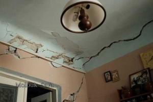 В Черновцах из-за оползня три дома оказались в зоне риска: по стенам пошли трещины, просел пол
