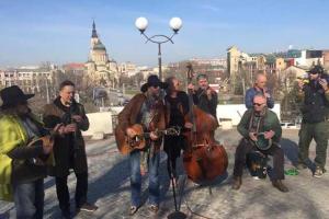 Для жителей и гостей Харькова Борис Гребенщиков устроил уличный мини-концерт