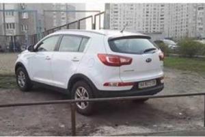 В Киеве коммунальщики "проучили" горе-водителя: вокруг неправильно припаркованного авто вырос забор